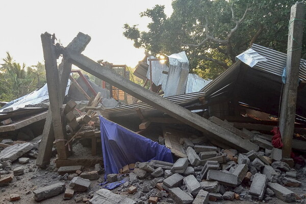 Ισχυρός σεισμός 6,4 Ρίχτερ στην Ινδονησία - Τουλάχιστον δέκα νεκροί