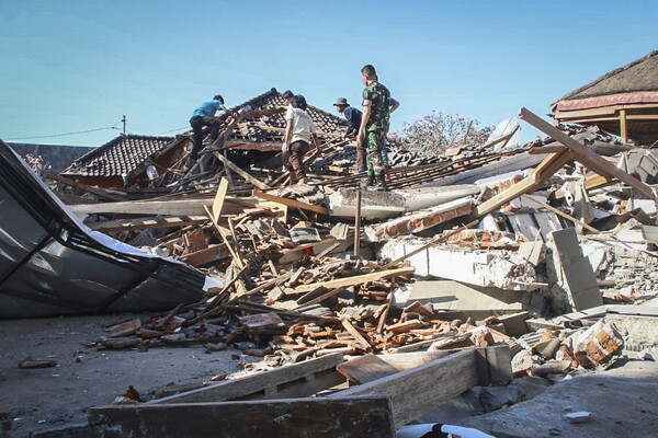 Ινδονησία: Τουλάχιστον 10 νεκροί από νέο ισχυρό σεισμό στο Λομπόκ