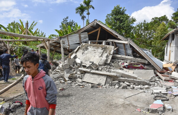 Ινδονησία: Εκατοντάδες αποκλεισμένοι από τον σεισμό 6,4 Ρίχτερ - Στους 14 οι νεκροί