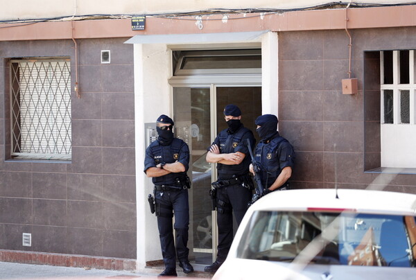 Τρομοκρατική επίθεση η εισβολή με μαχαίρι σε αστυνομικό τμήμα στην Ισπανία - Νεκρός ο δράστης