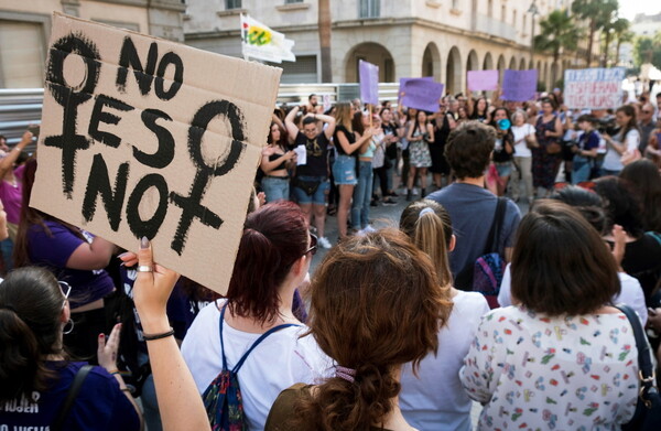 Η Ισπανία φέρνει νέο νόμο για τη συναίνεση στο σεξ: «Το ναι σημαίνει ναι, τα υπόλοιπα είναι βιασμός»
