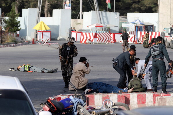 Πολύνεκρη έκρηξη στο αεροδρόμιο της Καμπούλ - Γλίτωσε ο εξόριστος αντιπροέδρος Ντόστουμ