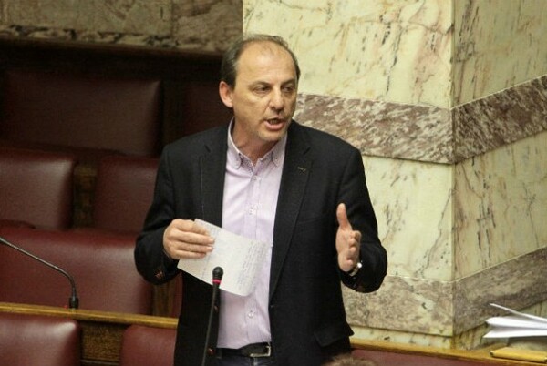 Βουλευτής ΣΥΡΙΖΑ απαντά σε ρατσιστικό μήνυμα της Συνομοσπονδίας Πολυτέκνων: Τους απεχθάνομαι, τους γράφω στα παλιά μου τα παπούτσια