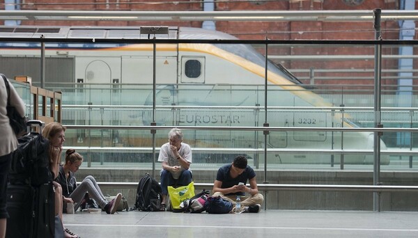 Καθυστερήσεις στα δρομολόγια των τρένων στη σήραγγα της Μάγχης λόγω του καύσωνα
