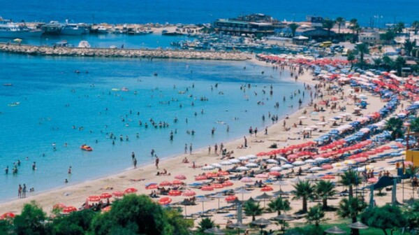 Ρεκόρ αφίξεων τουριστών στην Κύπρο το πρώτο επτάμηνο του έτους