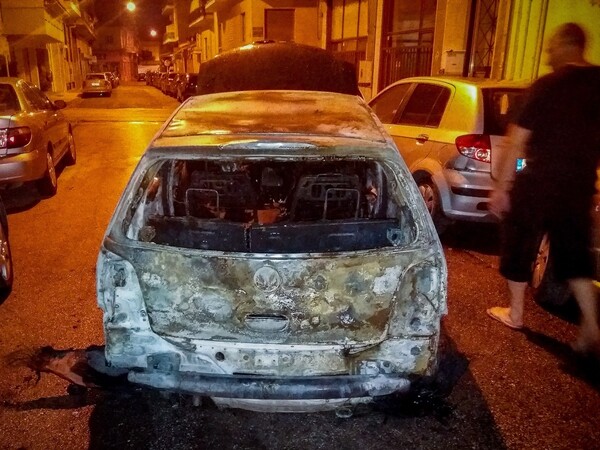 Πυρπόλησαν αυτοκίνητο στον Κολωνό- Από τους καπνούς εγκλωβίστηκαν τρεις ανήλικοι σε διαμέρισμα