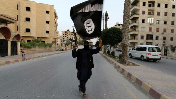 Ελεύθεροι υπό όρους οι δύο Σύροι στα κινητά των οποίων βρέθηκαν φωτό με σημαίες του ISIS