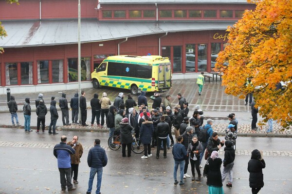Ένας νεκρός από την επίθεση μασκοφόρου με σπαθί σε σχολείο της Σουηδίας