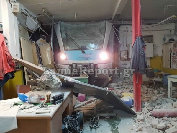 Εκτροχιάστηκε τρένο μέσα στη Λαμία - Έπεσε πάνω σε αποθήκη
