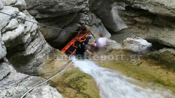 Επιχείρηση απεγκλωβισμού 21χρονης σε φαράγγι στη Φθιώτιδα (ΒΙΝΤΕΟ)