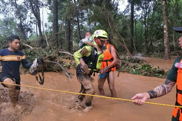 Η συγκινητική διάσωση βρέφους από πλημμυρισμένη καλύβα στο Λάος (ΒΙΝΤΕΟ)