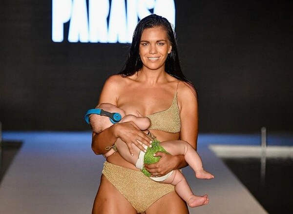 Mοντέλο εμφανίστηκε στην πασαρέλα θηλάζοντας το μωρό της - Ποιες ήταν οι αντιδράσεις