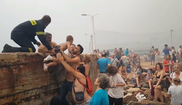 Οι αγωνιώδεις στιγμές που διασώστες απομακρύνουν παιδιά από την παραλία στο Μάτι (ΒΙΝΤΕΟ)