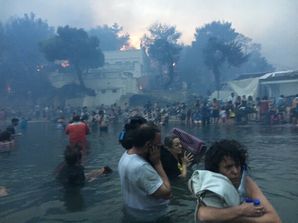 Συγκλονιστικό ντοκουμέντο: Άνθρωποι στη θάλασσα την ώρα της πυρκαγιάς (βίντεο και φωτογραφίες)