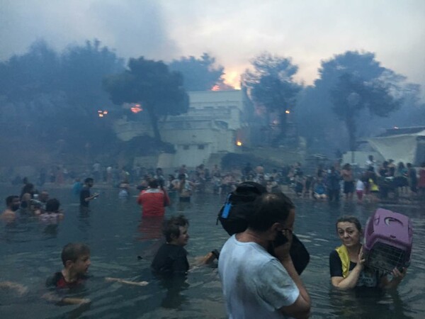 Συγκλονιστικό ντοκουμέντο: Άνθρωποι στη θάλασσα την ώρα της πυρκαγιάς (βίντεο και φωτογραφίες)