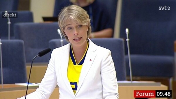 Με φανέλα του Ντουρμάζ εμφανίστηκε στη Βουλή η υπουργός Αθλητισμού της Σουηδίας