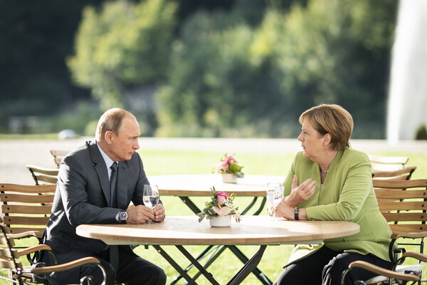 Μέρκελ και Πούτιν συζήτησαν για τις διεθνείς κρίσεις και τις διμερείς σχέσεις
