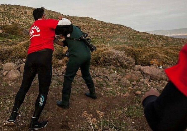 «Φασιστοειδή» χτύπησαν το γιο μου στη Λέσβο, καταγγέλλει ο φωτογράφος Δημήτρης Μεσσίνης