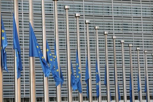 Μεσίστιες οι σημαίες στα κτίρια της Ε.Ε. λόγων των πυρκαγιών στην Ελλάδα