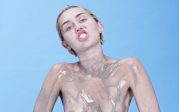 H Miley θα τραγουδήσει γυμνή, το κοινό θα είναι γυμνό και μηχανήματα θα τους καταβρέχουν όλους με γάλα