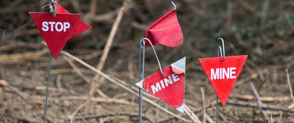 Eγκλωβισμένοι μεταξύ φράχτη και ναρκοπεδίων οι πρόσφυγες