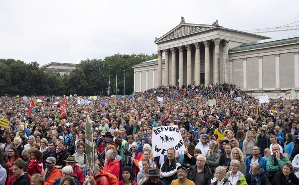 Γερμανία: Χιλιάδες άνθρωποι διαδήλωσαν στη βροχή για το μεταναστευτικό