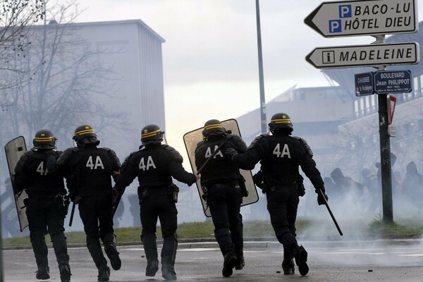 Γαλλία: Επεισόδια μετά τον θάνατο 20χρονου από σφαίρα αστυνομικού κατά τη διάρκεια ελέγχου