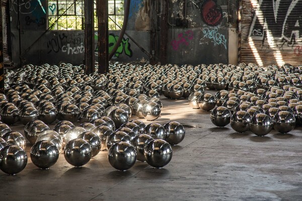 Ο Κήπος του Νάρκισσου - Η Yayoi Kusama γέμισε μια εγκαταλελειμμένη αποθήκη με 1500 σφαίρες από καθρέφτη