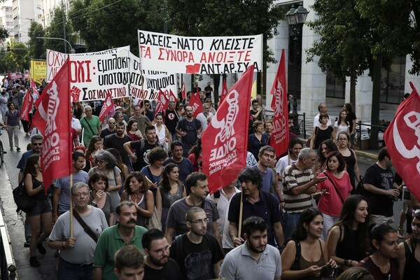«Έξω το ΝΑΤΟ και οι βάσεις»: Φωτογραφίες από την αντιπολεμική διαδήλωση στο κέντρο της Αθήνας