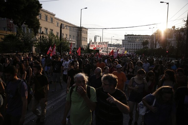 «Έξω το ΝΑΤΟ και οι βάσεις»: Φωτογραφίες από την αντιπολεμική διαδήλωση στο κέντρο της Αθήνας