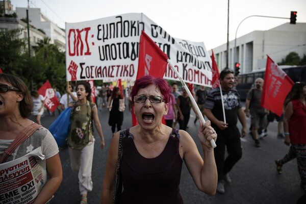 «Έξω το ΝΑΤΟ και οι βάσεις»: Φωτογραφίες από την αντιπολεμική διαδήλωση στο κέντρο της Αθήνας