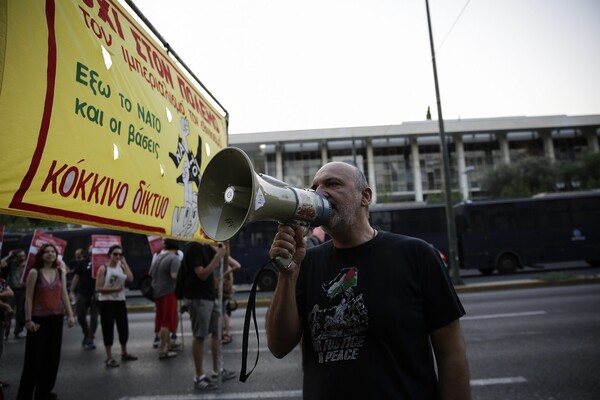 «Έξω το ΝΑΤΟ και οι βάσεις»: Φωτογραφίες από την αντιπολεμική διαδήλωση στο κέντρο της Αθήνας