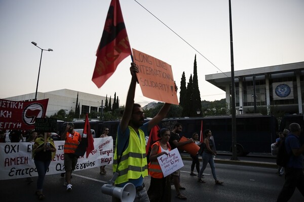 «Έξω το ΝΑΤΟ και οι βάσεις»: Φωτογραφίες από την αντιπολεμική διαδήλωση στο κέντρο της Αθήνας