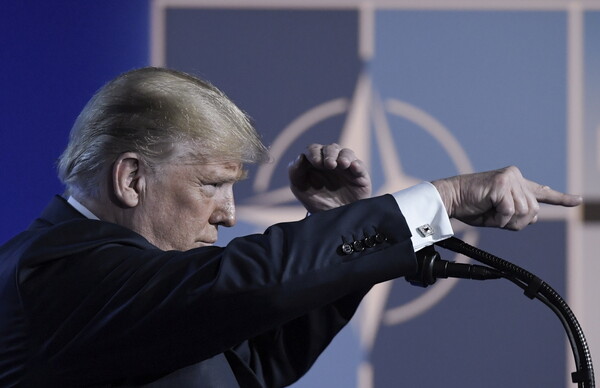Έκτακτη συνεδρίαση στις Βρυξέλλες προκάλεσε ο Τραμπ: «Είμαι πιστός στο NATO, η Γερμανία θα αυξήσει τις αμυντικές δαπάνες»