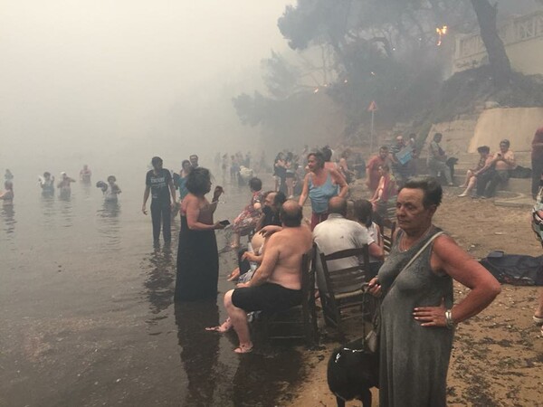 Συγκλονιστικές εικόνες από τη Νέα Μάκρη - Άνθρωποι μέσα στη θάλασσα για να σωθούν από τις φλόγες