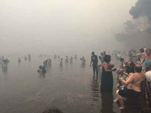 Συγκλονιστικές εικόνες από τη Νέα Μάκρη - Άνθρωποι μέσα στη θάλασσα για να σωθούν από τις φλόγες