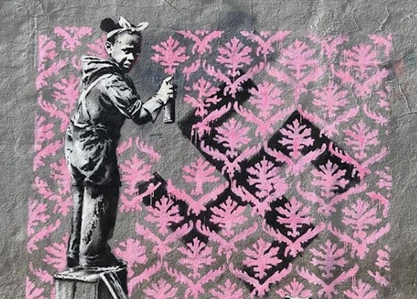 Ο Banksy αιφνιδιάζει τους Παριζιάνους με τις νέες του παρεμβάσεις
