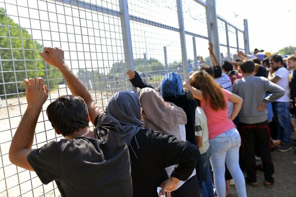 FT: Η Ουγγαρία συνεχίζει τη σκληρή της στάση στο μεταναστευτικό