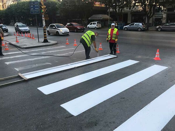 Αλλάζουν οι δρόμοι της Θεσσαλονίκης: Πλαστικά πασαλάκια, λεωφορειολωρίδες και νέες θέσεις στάθμευσης