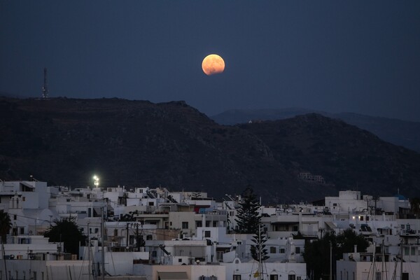 15 φωτογραφίες από τη μαγική αυγουστιάτικη πανσέληνο και τη μερική έκλειψη Σελήνης