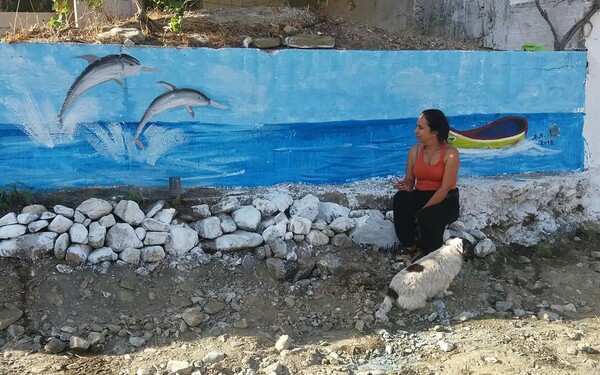 Τα ζωγραφισμένα χωριά - Η γυναίκα που μεταμορφώνει τα ερειπωμένα κτίρια της Κρήτης