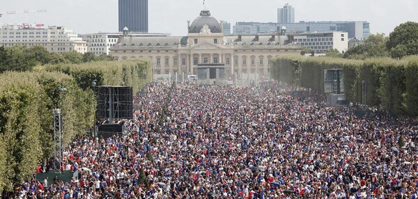 Τώρα στο Παρίσι - Χιλιάδες Γάλλοι στον Πύργο του Άιφελ αγωνιούν και ελπίζουν για τη νίκη