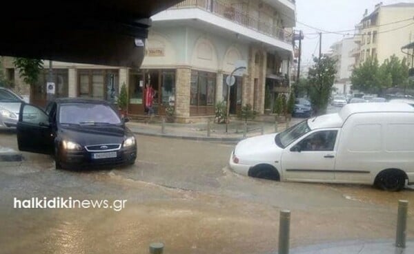 Πλημμύρες από την καταρρακτώδη βροχή στον Πολύγυρο Χαλκιδικής