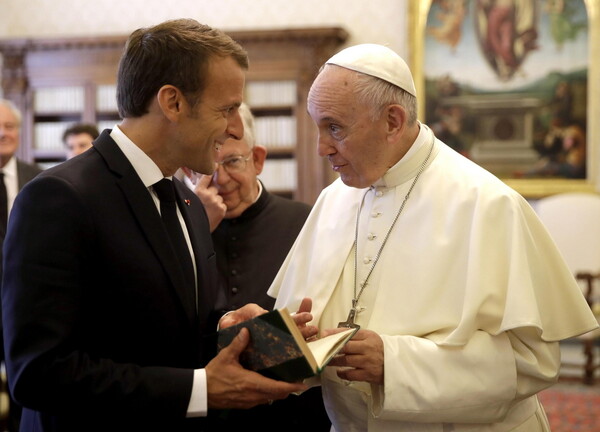 O Μακρόν συναντήθηκε με τον πάπα Φραγκίσκο στο Βατικανό