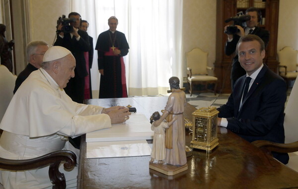 O Μακρόν συναντήθηκε με τον πάπα Φραγκίσκο στο Βατικανό