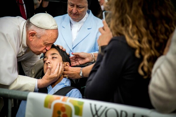 Ο Πάπας συγκίνησε τους πάντες όταν κατέβηκε από το όχημα του για αυτό το φιλί