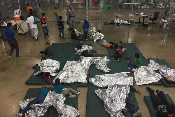 Συγκλονίζουν οι σπαρακτικοί λυγμοί των παιδιών που χωρίστηκαν από τους γονείς τους στα αμερικανικά σύνορα