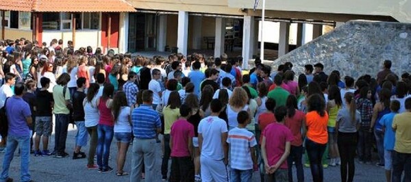 Παρέμβαση νεολαίας ΣΥΡΙΖΑ: Zητούν κατάργηση της πρωινής προσευχής στα σχολεία και 14 ακόμη αλλαγές