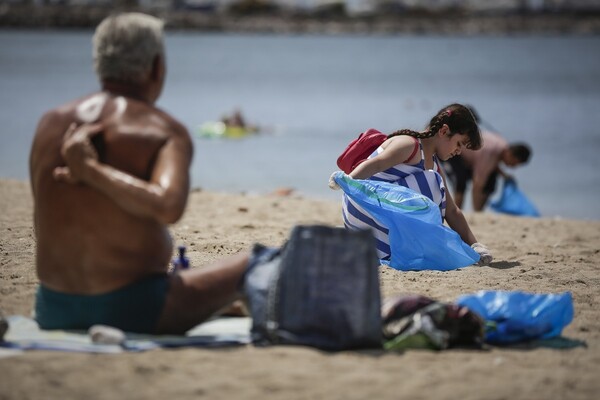 Σήμερα αυτοί οι πρόσφυγες καθάρισαν παραλία της Αθήνας από σκουπίδια, πλαστικά και αποτσίγαρα