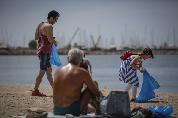 Σήμερα αυτοί οι πρόσφυγες καθάρισαν παραλία της Αθήνας από σκουπίδια, πλαστικά και αποτσίγαρα